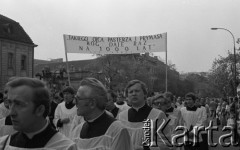 31.05.1981, Warszawa, Polska.
Pogrzeb Kardynała Stefana Wyszyńskiego - księża uczestniczący w ceremonii niosą transparent z napisem: 