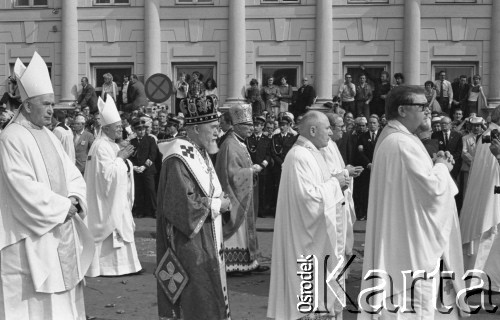 31.05.1981, Warszawa, Polska.
Pogrzeb Kardynała Stefana Wyszyńskiego - hierachowie Kościoła Katolickiego oraz zwierzchnik Polskiego Autokefalicznego Kościoła Prawosławnego Bazyli. W tle - wierni obserwują procesję. 
Fot. NN, zbiory Ośrodka KARTA/Independent Polish Agency (IPA) przekazał Józef Lebenbaum