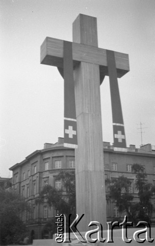 31.05.1981, Warszawa, Polska.
Pogrzeb Kardynała Stefana Wyszyńskiego - krzyż na ołtarzu ustawionym na Placu Zwycięstwa (dzisiejszym Placu Marszałka Józefa Piłsudskiego).  
Fot. NN, zbiory Ośrodka KARTA/Independent Polish Agency (IPA) przekazał Józef Lebenbaum