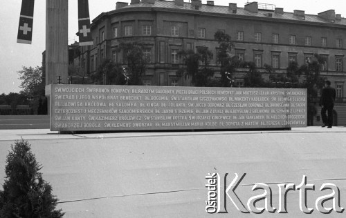 31.05.1981, Warszawa, Polska.
Pogrzeb Kardynała Stefana Wyszyńskiego - ołtarz na Placu Zwycięstwa (dzisiejszym Placu Marszałka Józefa Piłsudskiego). Na kamiennym stole eucharystycznym napis wymieniający świętych i błogosławionych. 
Fot. NN, zbiory Ośrodka KARTA/Independent Polish Agency (IPA) przekazał Józef Lebenbaum