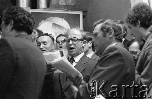 28-29.03.1981, Jarosław, Polska.
Msza święta w Kolegiacie Bożego Ciała z udziałem delegatów na I zjazd Niezależnego Samorządnego Związku Rolników Indywidualnych „Solidarność”. Na zdjęciu delegaci śpiewają.
Fot. NN, zbiory Ośrodka KARTA/Independent Polish Agency (IPA) przekazał Józef Lebenbaum