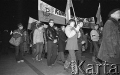 1980-1981, Warszawa, Polska.
Manifestacja środowisk opozycyjnych pod Grobem Nieznanego Żołnierza. Na zdjęciu manifestanci z flagami i transparentem z napisem: 