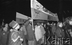 1980-1981, Warszawa, Polska.
Manifestacja środowisk opozycyjnych pod Grobem Nieznanego Żołnierza. Na zdjęciu manifestanci z transparentem z napisem: 