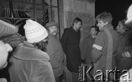 1980-1981, Warszawa, Polska.
Manifestacja środowisk opozycyjnych pod Grobem Nieznanego Żołnierza. Na zdjęciu manifestanci.
Fot. NN, zbiory Ośrodka KARTA/Independent Polish Agency (IPA) przekazał Józef Lebenbaum