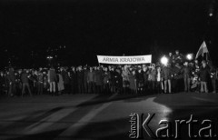 1980-1981, Warszawa, Polska.
Manifestacja środowisk opozycyjnych pod Grobem Nieznanego Żołnierza. Na zdjęciu uczestnicy manifestacji wznoszą transparent z napisem: 