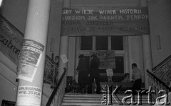 Luty 1981, Warszawa, Polska.
Akademia Medyczna - strajk okupacyjny studentów solidaryzujących się ze studentami w Łodzi. Protestujący studenci siedzą na schodach, powyżej widnieje napis: 