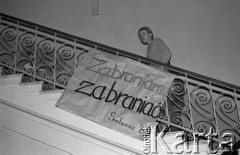 Luty 1981, Warszawa, Polska.
Akademia Medyczna - strajk okupacyjny studentów solidaryzujących się ze studentami w Łodzi. Protestujący student na schodach, na poręczy napis: 
