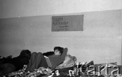 Luty 1981, Warszawa, Polska.
Akademia Medyczna - strajk okupacyjny studentów solidaryzujących się ze studentami w Łodzi. Strajkująca studentka czyta książkę, nad jej głową napis: 
