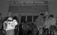 Luty 1981, Warszawa, Polska.
Akademia Medyczna - strajk okupacyjny studentów solidaryzujących się ze studentami w Łodzi. Protestujący studenci stoją na schodach, nad nimi napis: 