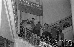 Luty 1981, Warszawa, Polska.
Akademia Medyczna - strajk okupacyjny studentów solidaryzujących się ze studentami w Łodzi. Protestujący studenci na schodach, nad nimi napis: 