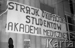 Luty 1981, Warszawa, Polska.
Akademia Medyczna - strajk okupacyjny studentów solidaryzujących się ze studentami w Łodzi. Transparent 