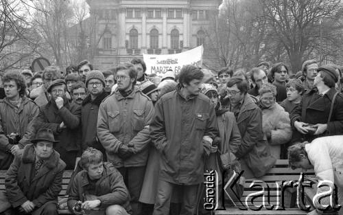 8.03.1981, Warszawa, Polska.
Obchody rocznicy Marca'68 na Uniwersytecie Warszawskim - uroczystość wmurowania w ścianę Pałacu Uruskich (Czetwertyńskich) aktu erekcyjnego pod tablicę upamiętniającą wiec studentów domagających się wolności słowa w marcu 1968. W tle widoczny jest gmach Biblioteki Uniwersytetu Warszawskiego oraz transparent z napisem: 