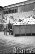 kwiecień 1981, Grudziądz, woj. toruńskie, Polska.
Mężczyźni stoją obok kontenerów na śmieci, które są wypełnione 