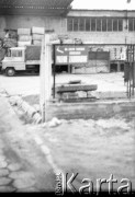 kwiecień 1981, Grudziądz, woj. toruńskie, Polska.
Wiazd na teren, gdzie stoją kontenery na śmieci wypełnione 