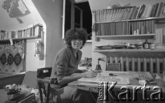 25.06.1981, Radom, Polska.
Kobieta w pracowni. Na ścianie widoczne są półki z książkami, plakat 