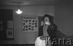 25.06.1981, Radom, Polska.
Mężczyzna w okularach trzymający torbę foliową. Na ścianie zawieszona została gazetka ścienna zatytułowana 