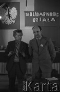 6.01.1981, Ustrzyki Dolne, Polska.
Rozmowy komisji rządowej ze strajkującymi rolnikami. Na zdjęciu (od lewej) Jan Kozłowski i Zdzisław Ostatek. Za nimi napis: 