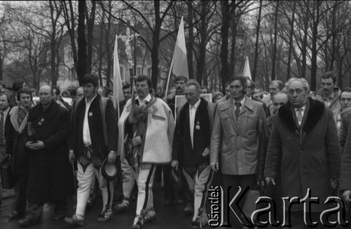8.03.1981, Poznań, Polska.
Pochód do gmachu Opery Poznańskiej na zjazd zjednoczeniowy NSZZ 
