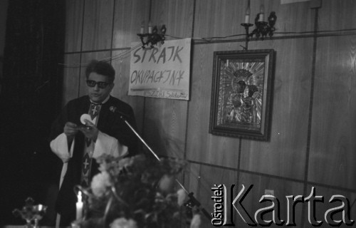 Ok. 21.03.1981, Bydgoszcz, Polska
Msza święta w okupowanej siedzibie Wojewódzkiego Komitetu ZSL. Na zdjęciu ksiądz z hostią, za jego plecami napis: 