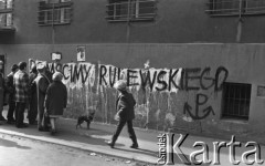 ok.21.03.1981, Bydgoszcz, Polska.
Napis na ścianie: 
