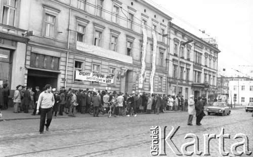 po 19 marca 1981, Bydgoszcz, Polska.
Tłum zebrany przed budynkiem, na którym zamieszczono transparenty : 