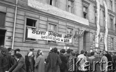 po 19 marca 1981, Bydgoszcz, Polska.
Tłum zebrany przed budynkiem, na którym zamieszczono transparent: 