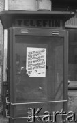 po 19 marca 1981, Bydgoszcz, Polska.
Opozycyjny druk zawieszony na budce telefonicznej, na nim napis: 
