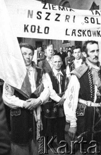 12.05.1981, Warszawa, Polska.
Rolnicy z NSZZ Solidarność Rolników Indywidualnych na mszy przed rozprawą sądową w sprawie rejestracji ich związku. Są ubrani w stroje ludowe, trzymają transparent.
Fot. Lech Ścibor-Rylski, zbiory Ośrodka KARTA/Independent Polish Agency (IPA) przekazał Józef Lebenbaum