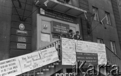 Maj (?) 1981, Warszawa, Polska
Protest pracowników SKR-ów. Na balkonie plakaty z napisami: „Fergurson bankrutował, rząd go uratował, on się z tego śmieje, Ursus nam rdzewieje”; „Hej kochany nasz premierze. Pomyśl też o SKR-ze”; „Pracownicy SKR nie żądają nic więcej, tylko tyle ile im się należy”; „Nie chcemy być smutnym końcem rolnictwa”; „Będzie płaca sprawiedliwa. Będą na wsi sprawne żniwa”; „Chcemy być w pierwszym szeregu odnowicieli polskiego rolnictwa”; „Generale nasz kochany zrób porządek z doradcami, daj nam wszystko to co trzeba, my zaś damy więcej chleba”; „Żądamy natychmiastowego podpisania protokołu VB12 do układu zbiorowego pracy”; „Malinowski u Premiera postulaty SKR-u popiera”. Nad drzwiami tablica Związek Zawodowy Pracowników Rolnictwa w PRL. Zarząd Główny” i transparent: „Centralny sztab ogólnopolskiej akcji protestacyjnej pracowników spółdzielni kółek rolniczych”. 
Fot. Lech Ścibor-Rylski, zbiory Ośrodka KARTA/Independent Polish Agency (IPA), przekazał Józef Lebenbaum