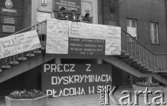 Maj (?) 1981, Warszawa, Polska
Protest pracowników SKR-ów. Na balkonie plakaty z napisami: „Fergurson bankrutował, rząd go uratował, on się z tego śmieje, Ursus nam rdzewieje”; „Hej kochany nasz premierze. Pomyśl też o SKR-ze”; „Pracownicy SKR nie żądają nic więcej, tylko tyle ile im się należy”; „Nie chcemy być smutnym końcem rolnictwa”; „Będzie płaca sprawiedliwa. Będą na wsi sprawne żniwa”; „Chcemy być w pierwszym szeregu odnowicieli polskiego rolnictwa”; „Generale nasz kochany zrób porządek z doradcami, daj nam wszystko to co trzeba, my zaś damy więcej chleba”; „Żądamy natychmiastowego podpisania protokołu VB12 do układu zbiorowego pracy”; „Malinowski u Premiera postulaty SKR-u popiera”. Nad drzwiami tablica Związek Zawodowy Pracowników Rolnictwa w PRL. Zarząd Główny” i pod balkonem transparent: „Precz z dyskryminacją płacową w SKR”. 
Fot. Lech Ścibor-Rylski, zbiory Ośrodka KARTA/Independent Polish Agency (IPA), przekazał Józef Lebenbaum