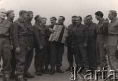 lata 40-te, Szkocja, Anglia.
Polskie Siły Zbrojne na Zachodzie - wojskowy akordeonista w otoczeniu grupy żołnierzy. Podpis na odwrocie: 