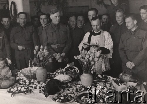 lata 40-te, Szkocja, Anglia.
Polskie Siły Zbrojne na Zachodzie - żołnierze uczestniczą w modlitwie i święceniu pokarmu w Wielką Sobotę. Na stole znajdują się potrawy wielkanocne, pisanki oraz wiosenne kwiaty. Podpis na odwrocie: 