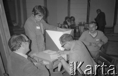 Czerwiec 1981, Warszawa, Polska.
I Walne Zebranie Delegatów NSZZ „Solidarność” Regionu Mazowsze w gmachu Politechniki Warszawskiej. 
Fot. NN, zbiory Ośrodka KARTA/Independent Polish Agency (IPA) przekazał Józef Lebenbaum