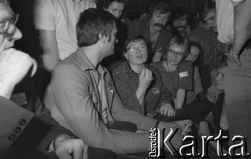 Czerwiec 1981, Warszawa, Polska.
I Walne Zebranie Delegatów NSZZ „Solidarność” Regionu Mazowsze w gmachu Politechniki Warszawskiej - uczestnicy zebrania zgromadzeni wokół Anny Walentynowicz, obok siedzi Julia Czarnecka. 
Fot. NN, zbiory Ośrodka KARTA/Independent Polish Agency (IPA) przekazał Józef Lebenbaum



