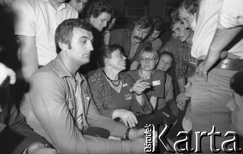 Czerwiec 1981, Warszawa, Polska.
I Walne Zebranie Delegatów NSZZ „Solidarność” Regionu Mazowsze w gmachu Politechniki Warszawskiej - uczestnicy zebrania zgromadzeni wokół Anny Walentynowicz, obok siedzi Julia Czarnecka. 
Fot. NN, zbiory Ośrodka KARTA/Independent Polish Agency (IPA) przekazał Józef Lebenbaum
