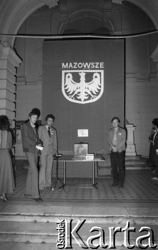 Czerwiec 1981, Warszawa, Polska.
I Walne Zebranie Delegatów NSZZ „Solidarność” Regionu Mazowsze w gmachu Politechniki Warszawskiej. Uczestnicy stoją obok puszki na datki, które są przeznaczone na sztandar i tablicę.
Fot. NN, zbiory Ośrodka KARTA/Independent Polish Agency (IPA) przekazał Józef Lebenbaum