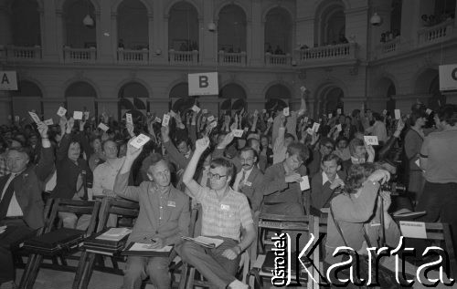 Czerwiec 1981, Warszawa, Polska.
I Walne Zebranie Delegatów NSZZ „Solidarność” Regionu Mazowsze w gmachu Politechniki Warszawskiej. Głosowanie.
Fot. NN, zbiory Ośrodka KARTA/Independent Polish Agency (IPA) przekazał Józef Lebenbaum
