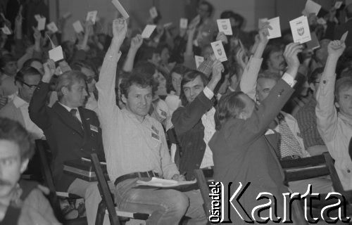 Czerwiec 1981, Warszawa, Polska.
I Walne Zebranie Delegatów NSZZ „Solidarność” Regionu Mazowsze w gmachu Politechniki Warszawskiej - głosowanie. W drugim rzędzie siedzą Henryk Wujec i Jan Łojak. 
Fot. NN, zbiory Ośrodka KARTA/Independent Polish Agency (IPA) przekazał Józef Lebenbaum