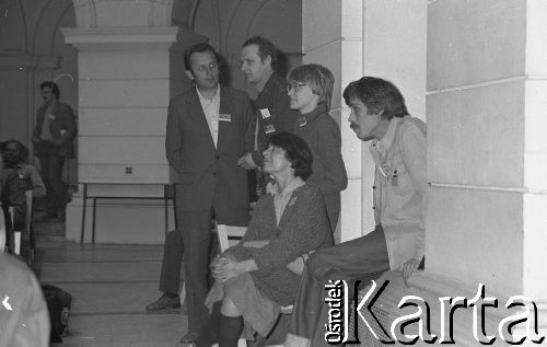 Czerwiec 1981, Warszawa, Polska.
I Walne Zebranie Delegatów NSZZ „Solidarność” Regionu Mazowsze w gmachu Politechniki Warszawskiej. Uczestnicy zgromadzenia, od lewej: Wiktor Nagórski, Irena Lewandowska, Julia Czarnecka, Adam Michnik.
Fot. NN, zbiory Ośrodka KARTA/Independent Polish Agency (IPA) przekazał Józef Lebenbaum