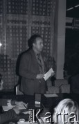 Przed 12.01.1981, Ustrzyki Dolne, Polska.
Sala konferencyjna Urzędu Miasta i Gminy, strajk okupacyjny rolników. Narada.
Fot. Lech Ścibor-Rylski, zbiory Ośrodka KARTA/Independent Polish Agency (IPA) przekazał Józef Lebenbaum