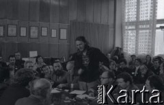 6-8.01.1981, Ustrzyki Dolne, Polska. 
Sala konferencyjna Urzędu Miasta i Gminy. Rozmowy komisji rządowej ze strajkującymi rolnikami. Przy stole od prawej: NN, Antoni Wojnarowicz, Henryk Bąk, Wieńczysław Nowacki (stoi), NN, Franciszek Łysyganicz.
Fot. Lech Ścibor-Rylski, zbiory Ośrodka KARTA/Independent Polish Agency (IPA) przekazał Józef Lebenbaum