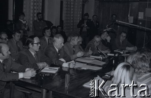 6-8.01.1981, Ustrzyki Dolne, Polska. 
Sala konferencyjna Urzędu Miasta i Gminy. Rozmowy komisji rządowej ze strajkującymi rolnikami. Na zdjęciu uczestnicy rozmów.
Fot. Lech Ścibor-Rylski, zbiory Ośrodka KARTA/Independent Polish Agency (IPA) przekazał Józef Lebenbaum