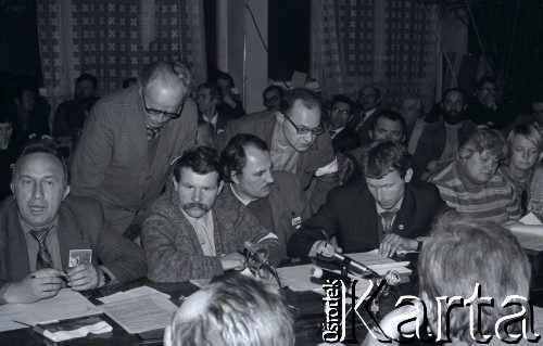 6-8.01.1981, Ustrzyki Dolne, Polska. 
Sala konferencyjna Urzędu Miasta i Gminy. Rozmowy komisji rządowej ze strajkującymi rolnikami. Przy stole 2. z lewej Antoni Wojnarowicz, nad stołem pochyla się Henryk Bąk (w środku).
Fot. Lech Ścibor-Rylski, zbiory Ośrodka KARTA/Independent Polish Agency (IPA) przekazał Józef Lebenbaum