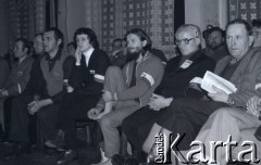 Przed 12.01.1981, Ustrzyki Dolne, Polska.
Sala konferencyjna Urzędu Miasta i Gminy, strajk okupacyjny rolników. W środku siedzi Sławomir Dutkiewicz.
Fot. Lech Ścibor-Rylski, zbiory Ośrodka KARTA/Independent Polish Agency (IPA) przekazał Józef Lebenbaum