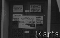 Styczeń-luty 1981, Rzeszów, Polska.
Strajk rolników. Drzwi wejściowe do Urzędu Wojewódzkiego oklejone plakatami z żądaniami rejestracji Solidarności Wiejskiej oraz plakat 