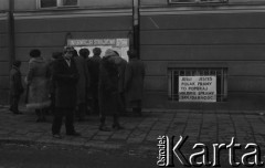 Styczeń-luty 1981, Rzeszów, Polska.
Strajk rolników. Tłum zgromadzony wokół informacji strajkowej. Na oknie napis: 