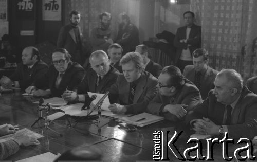 6-8.01.1981, Ustrzyki Dolne, Polska. 
Sala konferencyjna Urzędu Miasta i Gminy. Rozmowy komisji rządowej ze strajkującymi rolnikami, na zdjęciu uczestnicy rozmów.
Fot. Lech Ścibor-Rylski, zbiory Ośrodka KARTA/Independent Polish Agency (IPA) przekazał Józef Lebenbaum