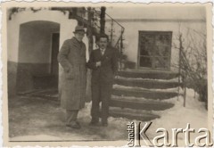 Luty 1940, Ocniţa, Rumunia.
Polscy uchodźcy w Rumunii podczas II wojny światowej. J. i Stanisław Wisłoccy przed kwaterą w willi 