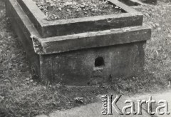 1986, Wilno, Litewska SRR, ZSRR
Nagrobek na niszczejącym cmentarzu na Rossie.
Fot. NN, zbiory Ośrodka KARTA, udostępniła Halina Cieszkowska