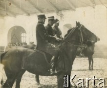 Druga połowa lat 30., Polska.
Oficerowie kawalerii na koniach.
Fot. NN, zbiory Ośrodka KARTA, udostępniła Halina Cieszkowska